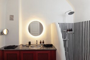The Red-Carpet Cove Suite | Bilik Mandi | Tab mandi dan pancuran berasingan, pengering rambut, selipar 