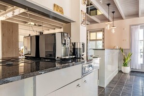 Geladeira, micro-ondas, fogão, cooktop