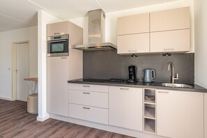 ثلاجة، فرن، موقد طهي مسطح، غسالة أطباق