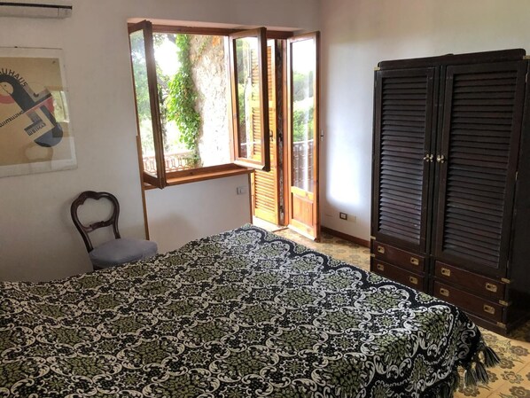3 habitaciones, tabla de planchar con plancha y ropa de cama 