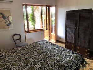 3 quartos, ferros/tábuas de passar roupa, roupa de cama