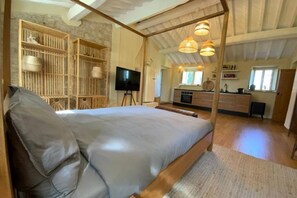 1 bedroom, in-room safe, free WiFi, bed sheets