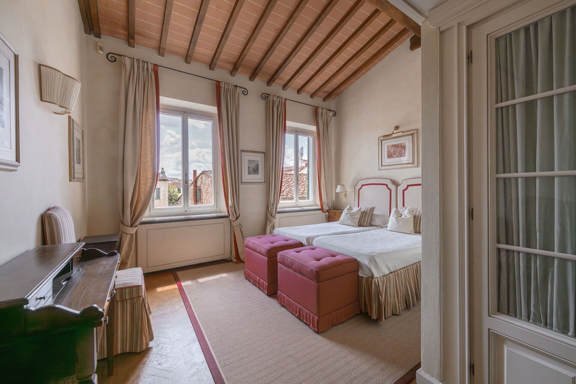 3 habitaciones, tabla de planchar con plancha y cuna de viaje 