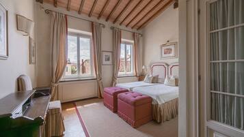 3 habitaciones, tabla de planchar con plancha y cuna de viaje