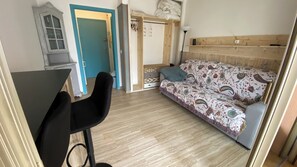 1 bedroom, WiFi, bed sheets - Bright Cannes Studio – Walk to Beach, Palais & Shopping (Cannes)