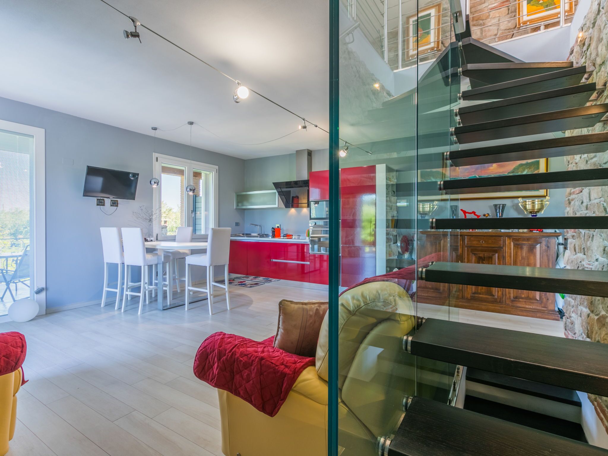 Fridge, oven, dishwasher, cookware/dishes/utensils