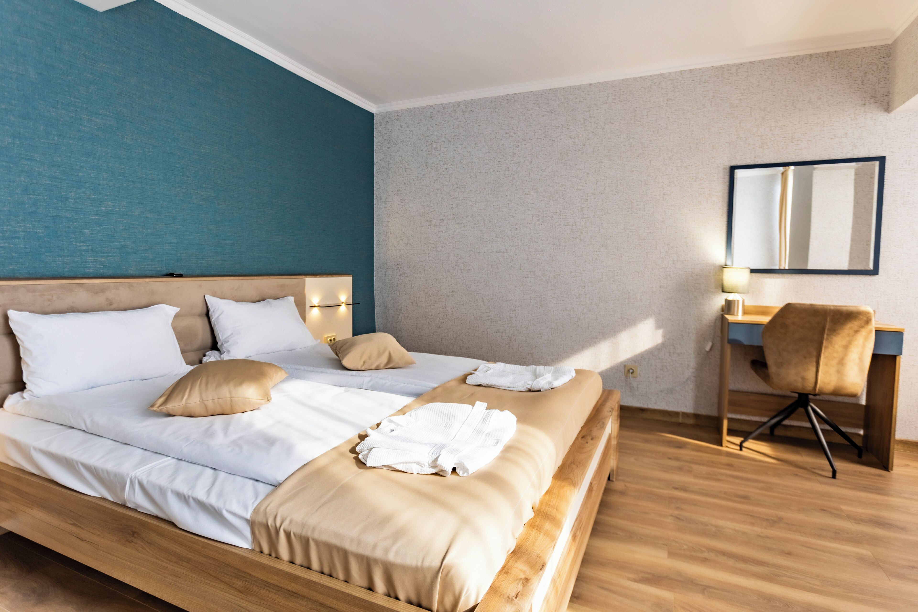 Quarto casal superior | Roupas de cama antialérgicas, frigobar (abastecido com itens grátis)