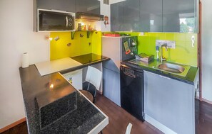 Een koelkast, een vaatwasser, een koffiezetapparaat/waterkoker