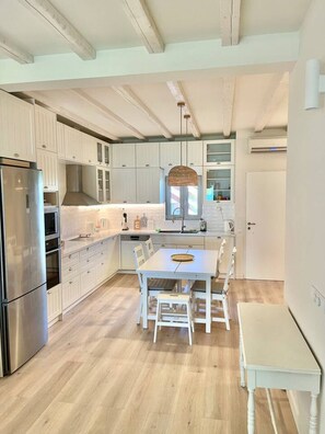 Four à micro-ondes, un four, lave-vaisselle