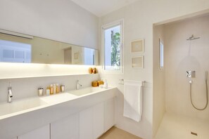 Dusche, Haartrockner, Bidet
