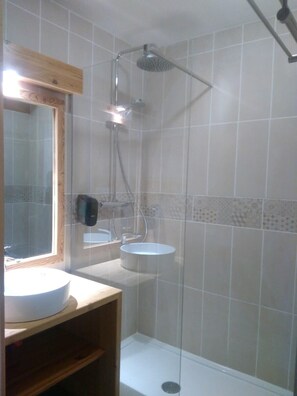 Shower, hair dryer, towels - L'Echaillon - Renoncule (NEVACHE)