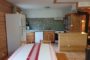 Een koelkast, een microgolfoven, een oven, een kookplaat