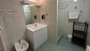 A bathroom with a sink, bidet, and towel rack. - L'Echaillon - Ancolie (NEVACHE)