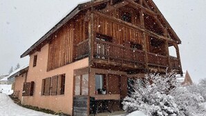 A wooden chalet with a balcony, surrounded by snow. - L'Echaillon - Ancolie (NEVACHE)