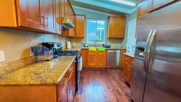 Microwave, electric kettle, toaster, cookware/dishes/utensils