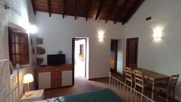 1 slaapkamer, een strijkplank/strijkijzer, gratis wifi, beddengoed