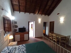 1 chambre, fer et planche Ă repasser, Wi-Fi gratuit, draps fournis