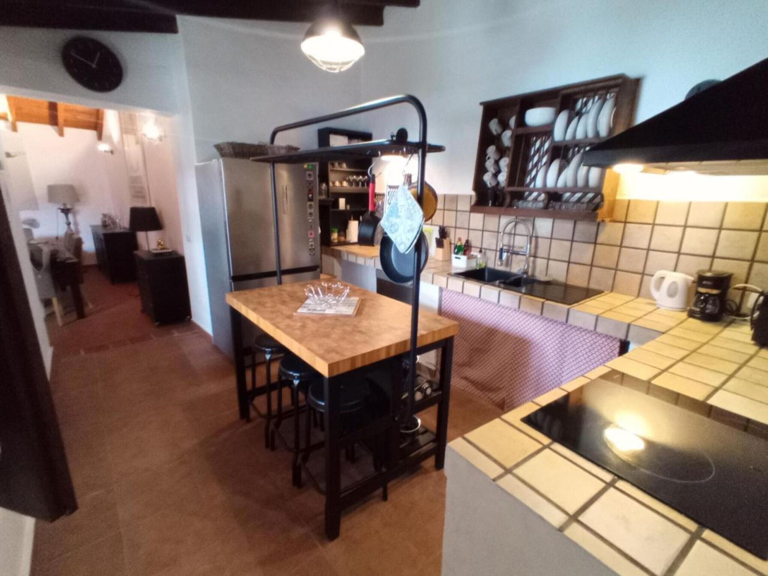 Een koelkast, een magnetron, een oven, een vaatwasser