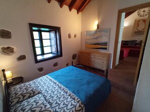 1 habitación, tabla de planchar con plancha, wifi gratis y ropa de cama 