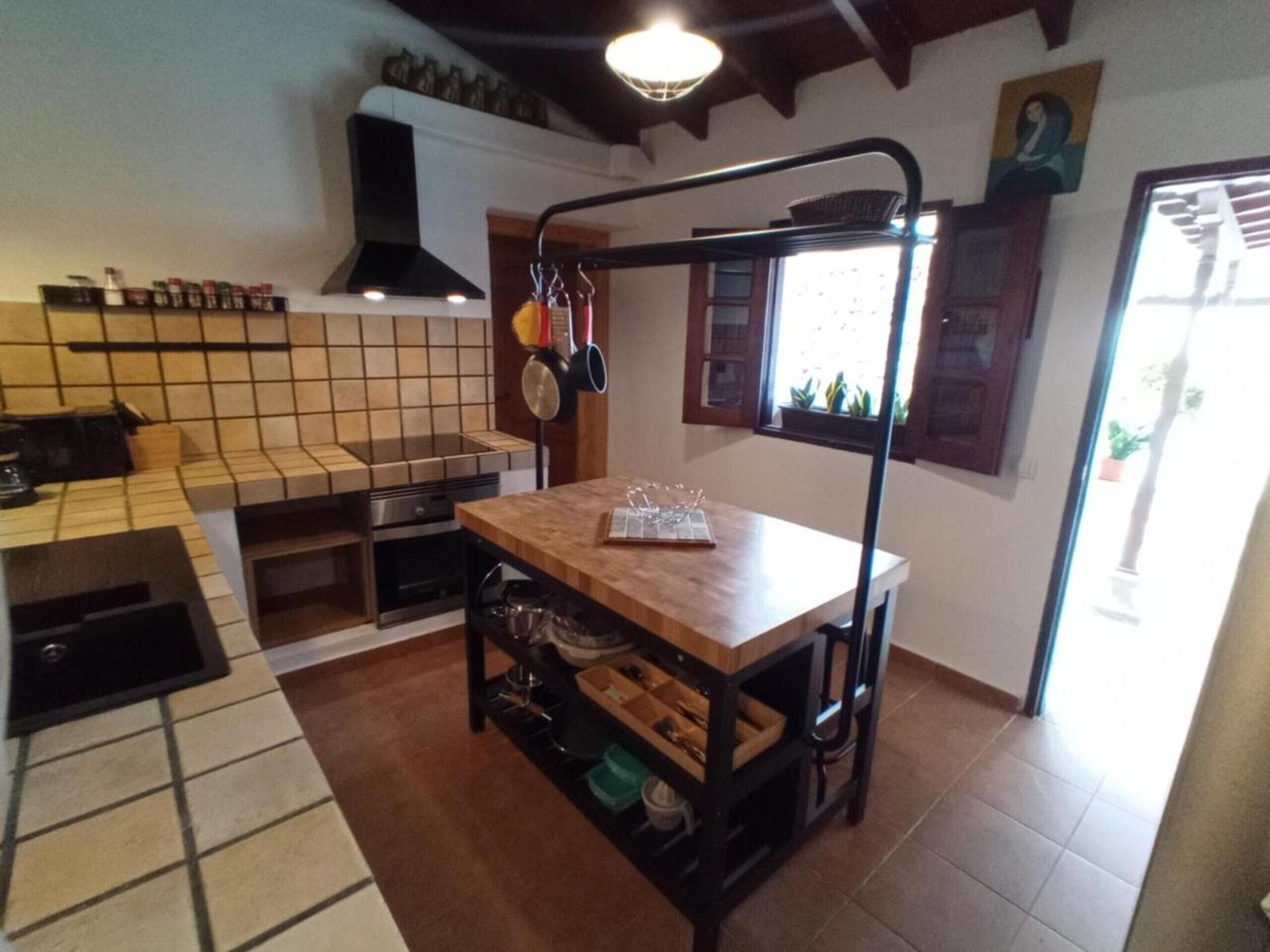 Een koelkast, een magnetron, een oven, een vaatwasser