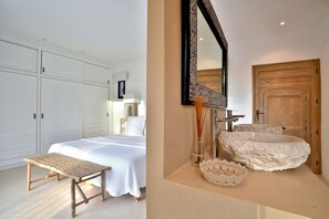 6 bedrooms, iron/ironing board, free WiFi