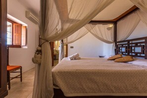 4 bedrooms, iron/ironing board, free WiFi