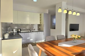 Fridge, oven, stovetop, dishwasher