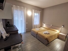 Camera Basic con 2 letti singoli | Ferro/asse da stiro, Wi-Fi gratuito