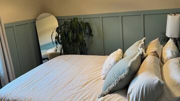 3 bedrooms, desk, iron/ironing board, travel crib