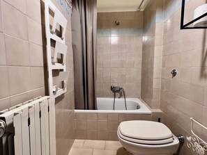 Haartrockner, Handtücher, Toilettenpapier