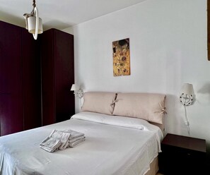 1 quarto, ferros/tábuas de passar roupa, roupa de cama