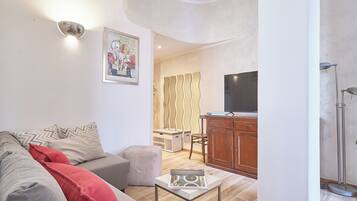 Departamento (1 Bedroom) | Área de sala de estar | Televisión de pantalla plana de 32 pulgadas con canales por cable