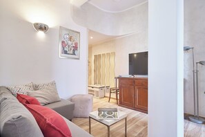 Appartement (1 Bedroom) | Coin séjour | Télévision à écran plat de 32 pouces avec chaînes par câble