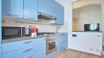 Departamento (1 Bedroom) | Cocina privada | Microondas, horno, cafetera de espresso y tetera eléctrica