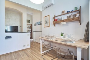 Appartement (1 Bedroom) | Cuisine privée | Micro-ondes, four, machine à expresso, bouilloire électrique