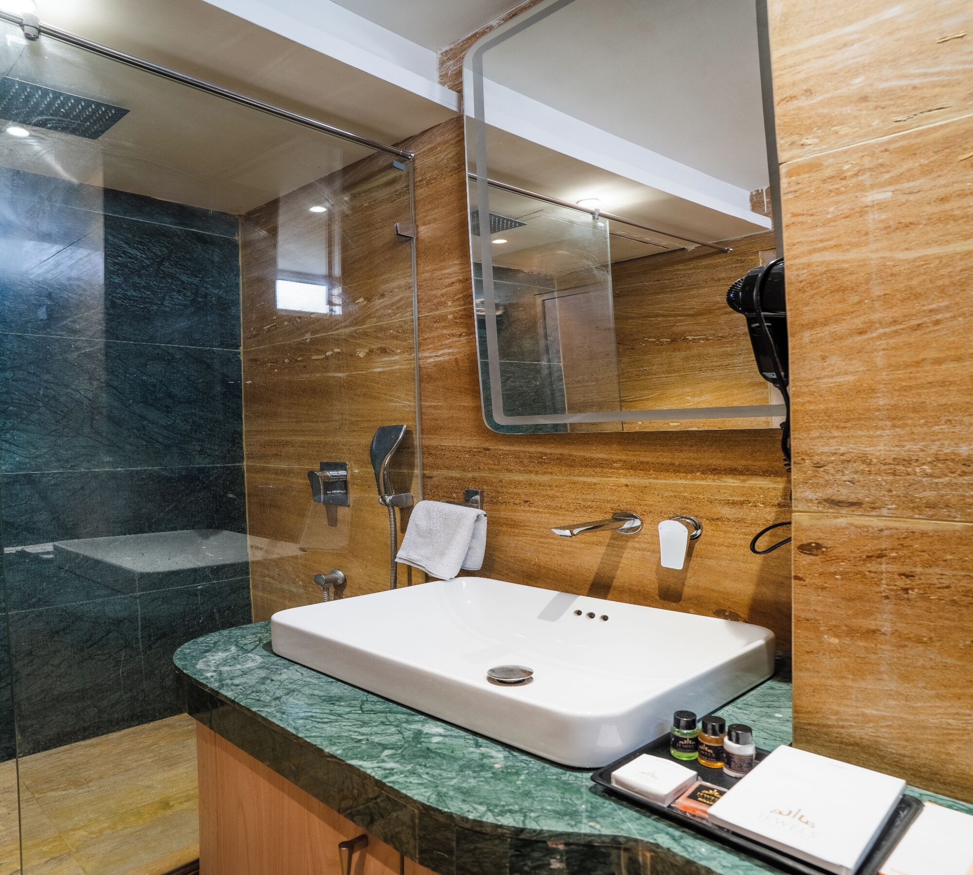 Quarto standard | Banheiro | Chuveiro, toalhas de banho