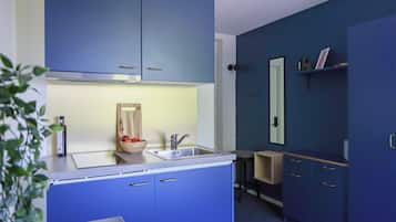 Estudio estándar | Cocina privada | Refrigerador, parrilla de estufa y utensilios de cocina