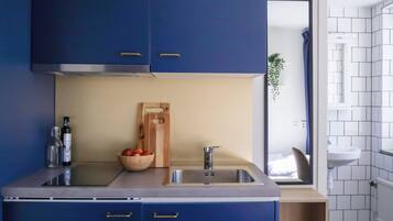 Studio Standard | Cuisine privée | Réfrigérateur, surface de cuisson, vaisselle et ustensiles