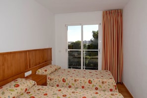3 chambres, fer et planche à repasser