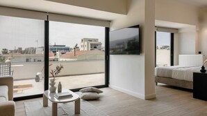 Superior Apartment, 1 Bedroom, City View, with Terrace | Zona de estar | Televisión LED de 55 pulgadas con canales digitales