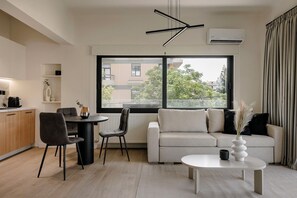 Appartement Supérieur, 1 chambre, balcon, vue ville | Coin séjour