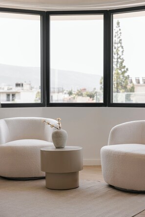 Loft, 1 Bedroom, City View | Living area