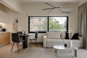 Egyptian cotton sheets, premium bedding, memory-foam beds - The Uptown Apartments (Chalandri)