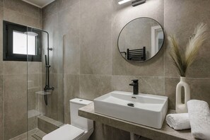 Shower, free toiletries, hair dryer, towels - The Uptown Apartments (Chalandri)