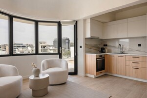 Loft, 1 habitación, vistas a la ciudad | Cocina privada | Frigorífico, horno, placa de cocina y lavavajillas