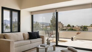 Superior Apartment, 1 Bedroom, City View, with Terrace | Zona de estar | Televisión LED de 55 pulgadas con canales digitales