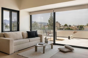 Superior Apartment, 1 Bedroom, City View, with Terrace | Area soggiorno | TV LED 55 pollici con canali digitali