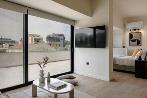 Appartement supérieur, 1 chambre, vue sur la ville | Aire de séjour