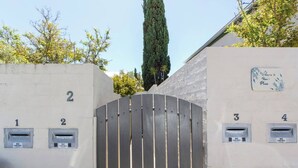 Une entrée sécurisée, dotée de boîtes aux lettres numérotées et d’un panneau accueillant les visiteurs.