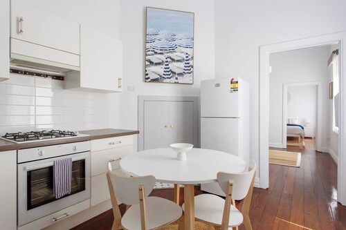 This cozy VILLA  is just a short walk to South Beach and the vibrant South Fremantle hub,